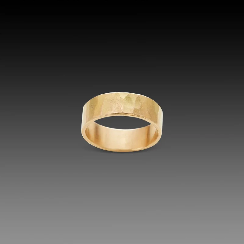 men’s skull ring -7mm Hammered Gold Band